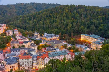 Çek Cumhuriyeti 'ndeki Karlovy Vary ve otellerinin günbatımı manzarası.