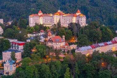 Çek Cumhuriyeti, Karlovy Vary gezinti güvertesindeki renkli evler.