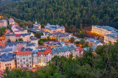 Çek Cumhuriyeti 'ndeki Karlovy Vary ve otellerinin günbatımı manzarası.