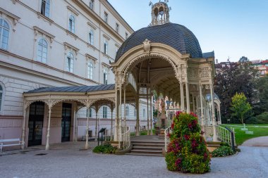 Çek Cumhuriyeti, Karlovy Vary 'de Park Colonnade' nin gündoğumu.