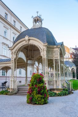Çek Cumhuriyeti, Karlovy Vary 'de Park Colonnade' nin gündoğumu.