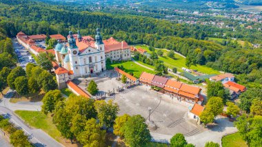 Güneşli bir günde Polonya 'daki Kalwaria Zebrzydowska manastırı.