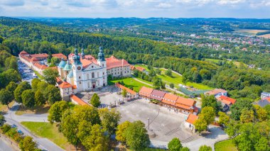 Güneşli bir günde Polonya 'daki Kalwaria Zebrzydowska manastırı.