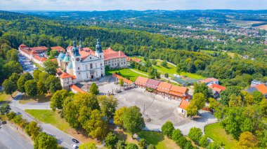 Güneşli bir günde Polonya 'daki Kalwaria Zebrzydowska manastırı.