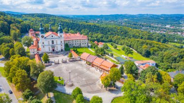Güneşli bir günde Polonya 'daki Kalwaria Zebrzydowska manastırı.