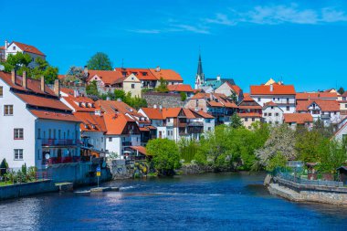 Çek Cumhuriyeti Cesky Krumlov, Vltava 'nın nehir kenarındaki renkli evler.