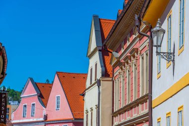 Çek Cumhuriyeti 'nin güneşli bir gününde Cesky Krumlov' da renkli evler.