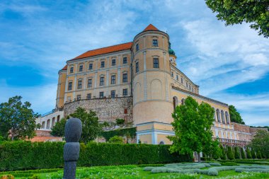 Mikulov kalesi Çek Cumhuriyeti 'nde bir yaz günü gösterildi.