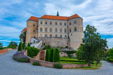 Mikulov kalesi Çek Cumhuriyeti 'nde bir yaz günü gösterildi.