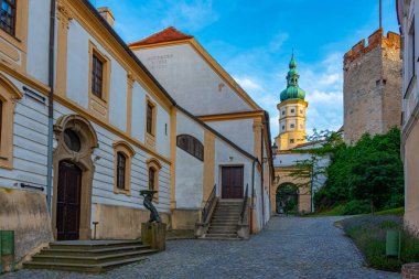Çek Cumhuriyeti 'nin Mikulov kalesinin günbatımı görüntüsü.