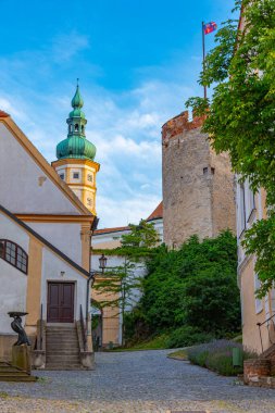 Çek Cumhuriyeti 'nin Mikulov kalesinin günbatımı görüntüsü.