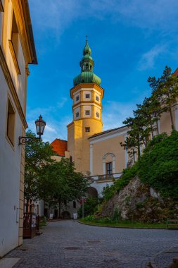 Çek Cumhuriyeti 'nin Mikulov kalesinin günbatımı görüntüsü.
