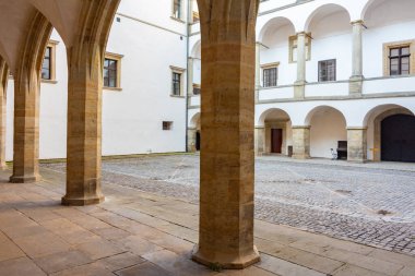 Pardubice Şatosu Avlusu - Çek Cumhuriyeti 'nin Pardubice bölgesindeki Doğu Bohemya Müzesi.