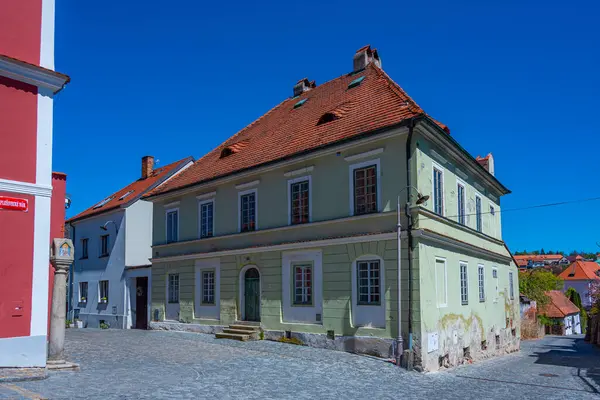 Çek Cumhuriyeti 'nin güneşli bir gününde Cesky Krumlov' da renkli evler.