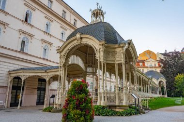 Çek Cumhuriyeti, Karlovy Vary 'de Park Colonnade' nin gündoğumu.