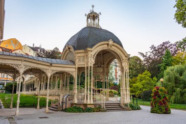 Çek Cumhuriyeti, Karlovy Vary 'de Park Colonnade' nin gündoğumu.