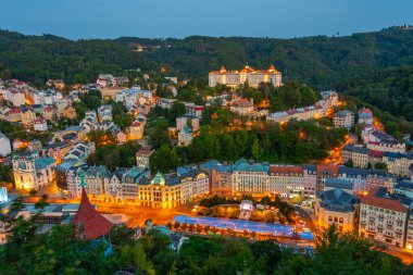 Çek Cumhuriyeti 'nde Karlovy Vary' nin günbatımı manzarası.