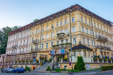 Çek Cumhuriyeti, Karlovy Vary gezinti güvertesindeki renkli evler.