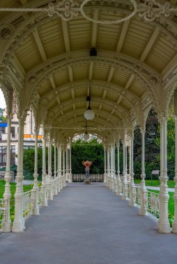 Çek Cumhuriyeti, Karlovy Vary 'de Park Colonnade' nin gündoğumu.