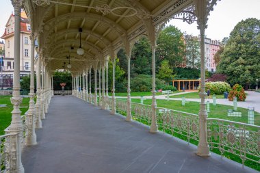 Çek Cumhuriyeti, Karlovy Vary 'de Park Colonnade' nin gündoğumu.