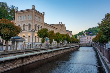 Tepla nehri Çek Cumhuriyeti 'nin Karlovy Vary merkezinden geçiyor.
