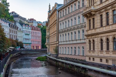 Tepla nehri Çek Cumhuriyeti 'nin Karlovy Vary merkezinden geçiyor.