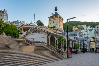 Çek Cumhuriyeti 'nin Karlovy Vary kentindeki saray kulesi ve pazar sütununun günbatımı.