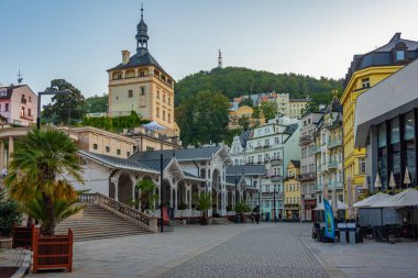 Çek Cumhuriyeti 'nin Karlovy Vary kentindeki saray kulesi ve pazar sütununun günbatımı.