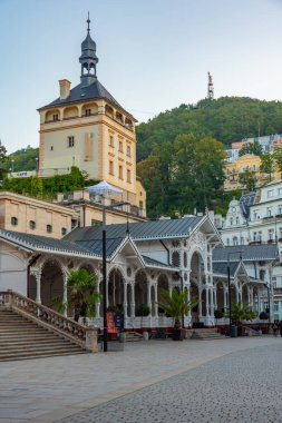 Çek Cumhuriyeti 'nin Karlovy Vary kentindeki saray kulesi ve pazar sütununun günbatımı.