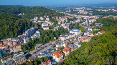 Çek Cumhuriyeti, Karlovy Vary 'deki Tepla Nehri ve Termal Otel manzarası.