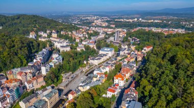 Çek Cumhuriyeti, Karlovy Vary 'deki Tepla Nehri ve Termal Otel manzarası.