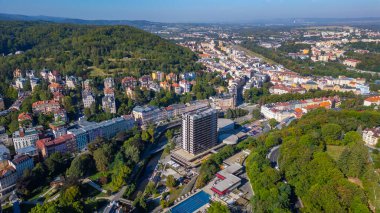 Çek Cumhuriyeti, Karlovy Vary 'deki Tepla Nehri ve Termal Otel manzarası.