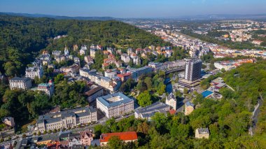 Çek Cumhuriyeti, Karlovy Vary 'deki Tepla Nehri ve Termal Otel manzarası.