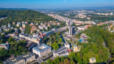 Çek Cumhuriyeti, Karlovy Vary 'deki Tepla Nehri ve Termal Otel manzarası.