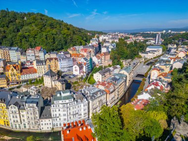 Çek Cumhuriyeti, Karlovy Vary 'deki Tepla Nehri ve Termal Otel manzarası.