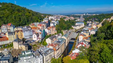 Çek Cumhuriyeti, Karlovy Vary 'deki Tepla Nehri ve Termal Otel manzarası.