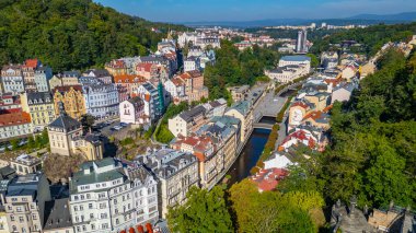 Çek Cumhuriyeti, Karlovy Vary 'deki Tepla Nehri ve Termal Otel manzarası.