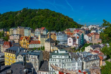 Çek Cumhuriyeti, Karlovy Vary 'deki renkli evler ve kale kulesi.