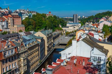 Çek Cumhuriyeti, Karlovy Vary 'deki Tepla Nehri ve Termal Otel manzarası.