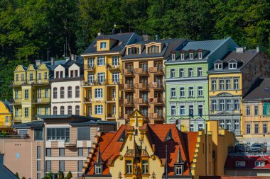 Çek Cumhuriyeti, Karlovy Vary gezinti güvertesindeki renkli evler.