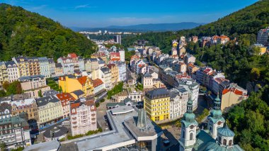 Çek Cumhuriyeti, Karlovy Vary 'deki Tepla Nehri ve Termal Otel manzarası.