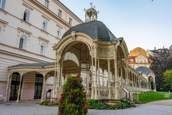 Çek Cumhuriyeti, Karlovy Vary 'de Park Colonnade' nin gündoğumu.