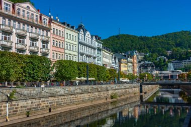 Çek Cumhuriyeti, Karlovy Vary Tepla nehrine yansıyan renkli evler.