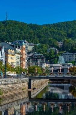 Çek Cumhuriyeti, Karlovy Vary Tepla nehrine yansıyan renkli evler.