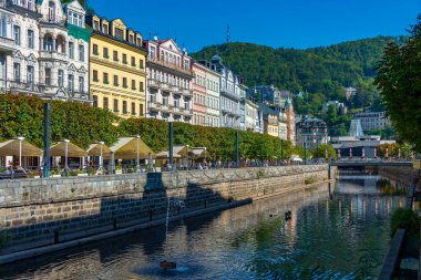 Çek Cumhuriyeti, Karlovy Vary Tepla nehrine yansıyan renkli evler.