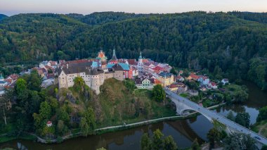 Çek Cumhuriyeti 'nin eski Loket kentinin günbatımı manzarası.