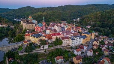 Çek Cumhuriyeti 'nin eski Loket kentinin günbatımı manzarası.