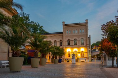 Çek Cumhuriyeti, Karlovy Vary gezinti alanındaki renkli evlerin gün doğumu manzarası.