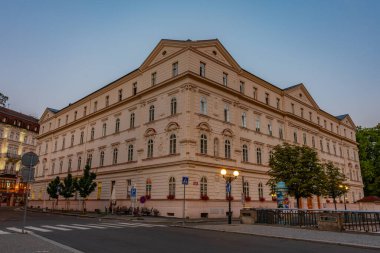Çek Cumhuriyeti, Karlovy Vary gezinti alanındaki renkli evlerin gün doğumu manzarası.