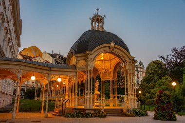 Çek Cumhuriyeti, Karlovy Vary 'de Park Colonnade' nin gündoğumu.